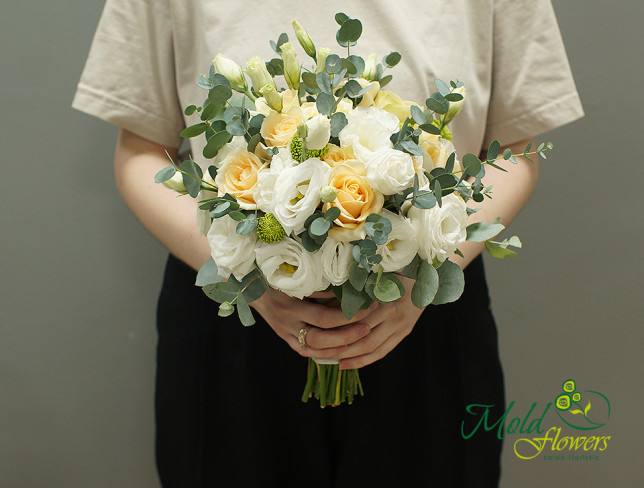 Букет невесты из кремовых роз и белой эустомы Фото